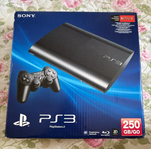 PlayStation 3 superslim bloqueado com 2 controles e fone Bluetooth, item pessoal