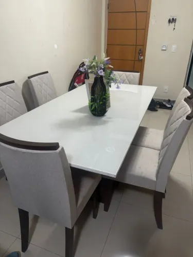 Mesa com tampo de vidro e 6 cadeiras 