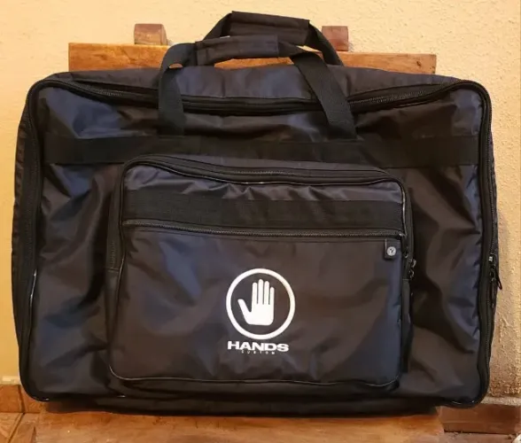 PEDALBOARD HANDS 60X40 COM SOFTBAG, LED E FILTRO DE ENERGIA