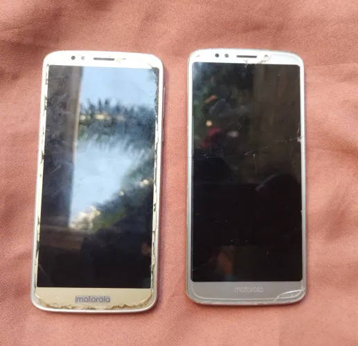 Vendo dois celulares moto g6 pra Retirada de peças