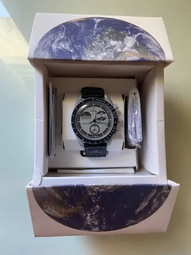 Relógio omega × swatch bioceramic moonswatch mission to earthphase