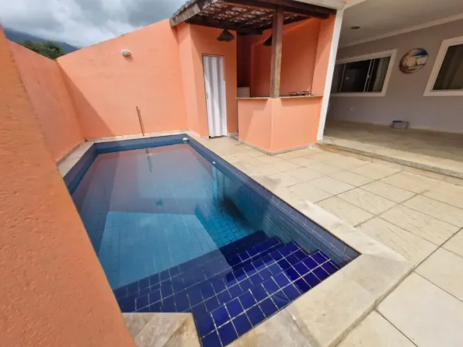 Vargem Grande, linda casa duplex, 200m², em condomínio, 3 suites, quintal com piscina e ár