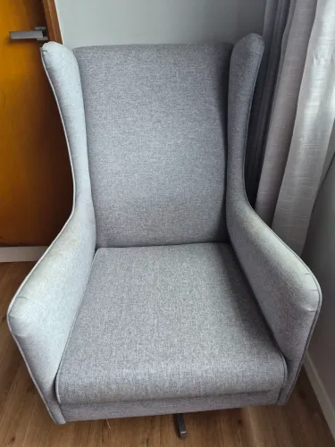 POLTRONA DE AMAMENTAÇÃO CINZA (RETIRADA NO LOCAL)