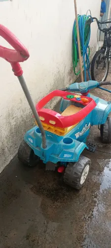 Bicicleta infantil com rodinhas e quadriciclo