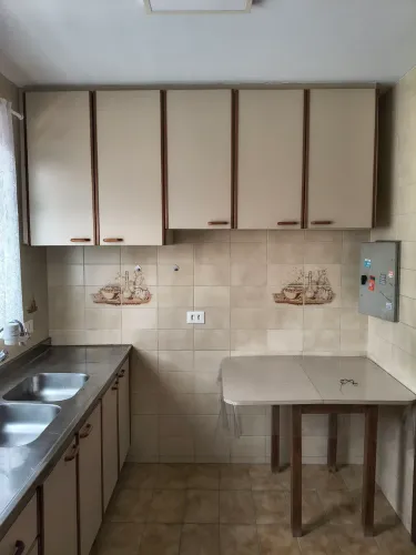 Armário de cozinha antigo de madeira mesmo, pura qualidade