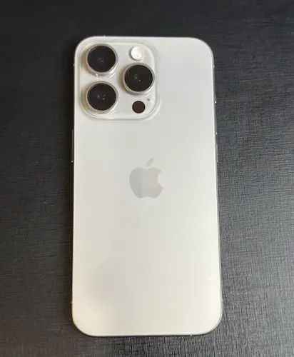 iPhone 15 Pro 256GB cor titânio bem conservado!