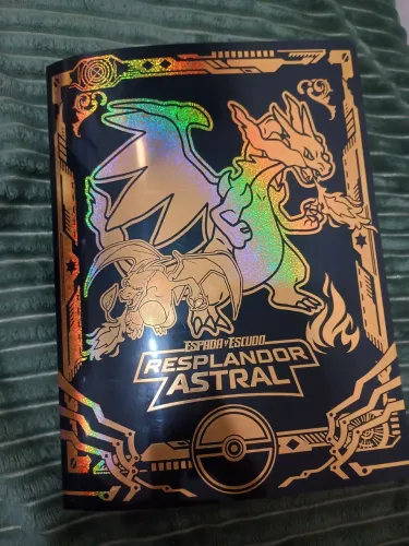 COLEÇÃO POKÉMON COM +300 CARTAS EM PERFEITO ESTADO JUNTO A FICHÁRIO