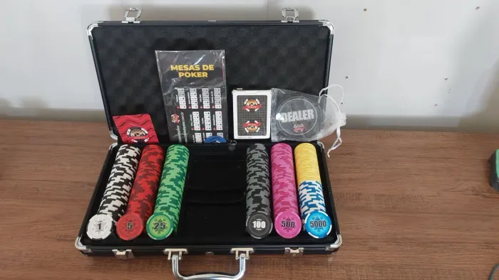 Maleta de Poker Semiprofissional Completa - 291 Fichas . PREÇO NEGOCIÁVEL .Não faço envio