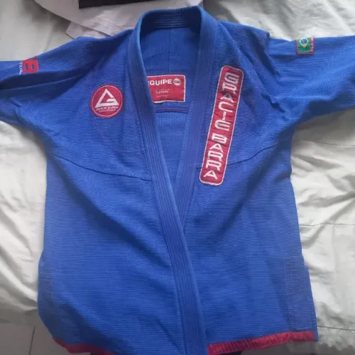Kimono Gracie Barra CompGB Azul A3 - Linha Comp, costura vermelha