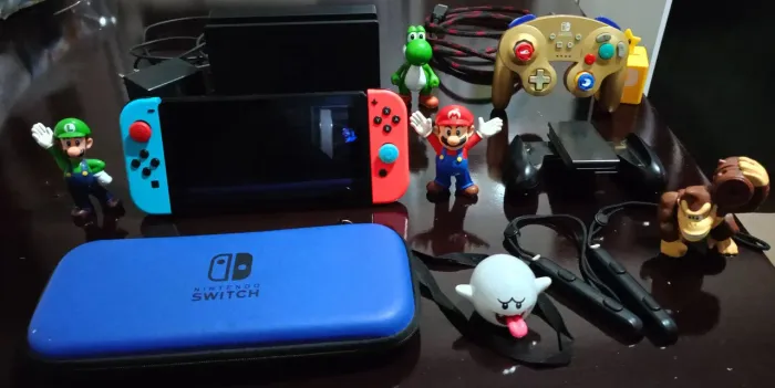 Nintendo Switch V1 (Bloqueado) + Pro Controller Game Cube p/Switch (Original)