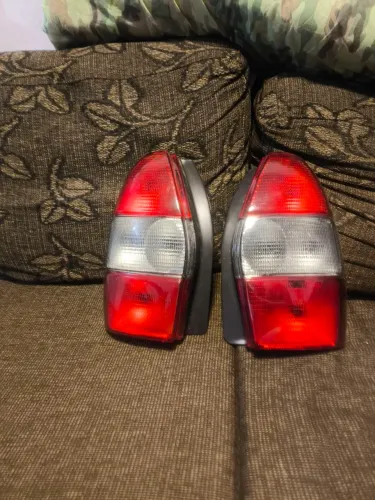 Vendo par de lanternas da Palio weekend com os socket das lâmpadas. Lanternas sem uso.