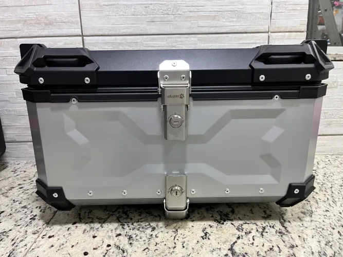 Baú Moto Alumínio 65L Universal - Cabe 2 Capacetes | Novo na Caixa