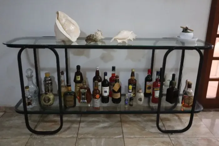 Mesa lateral de vidro (estilo aparador/buffet)