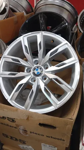 Jogo de Rodas BMW Aro 18 5x120 Prata brilhante diamantada e Semi nova!!