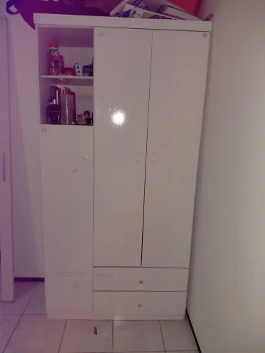 Guarda-roupas infantil 3 portas e duas gavetas 