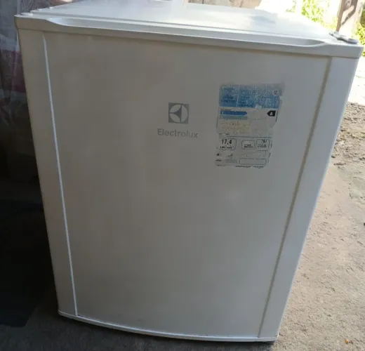 VENDE-SE Frigobar Electrolux 79 litros, 220V