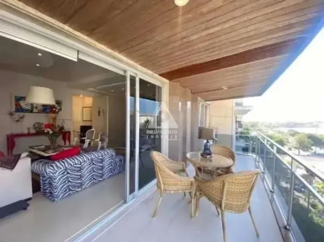 Cobertura 4 quartos, 3 suítes, churrasqueira, ducha, 350m² total, vista para Lagoa em Ipan