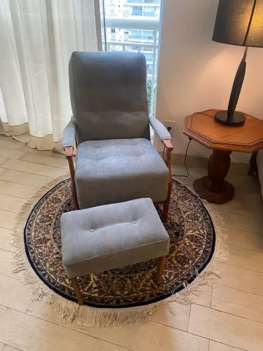 Poltrona com descanso para pés 
