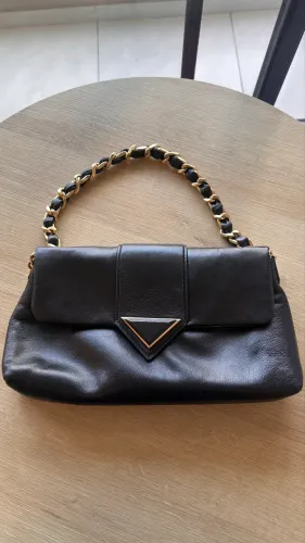 Bolsa Tote Schutz preta em couro com corrente dourada - praticamente nova