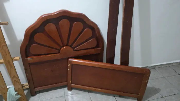 Cama de Solteiro de Madeira