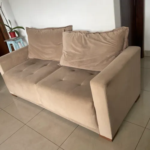 Sofá tecido suede com almofadas 