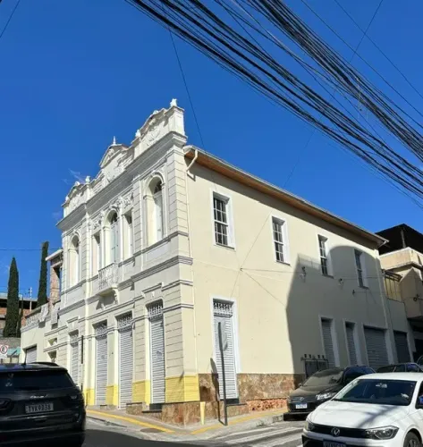 Aluga-se casarão histórico + 6 lojas comerciais independentes, com localização estratégica