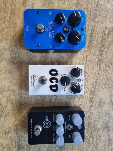 Pedais drive ocd, delay orion, j rocket blue note