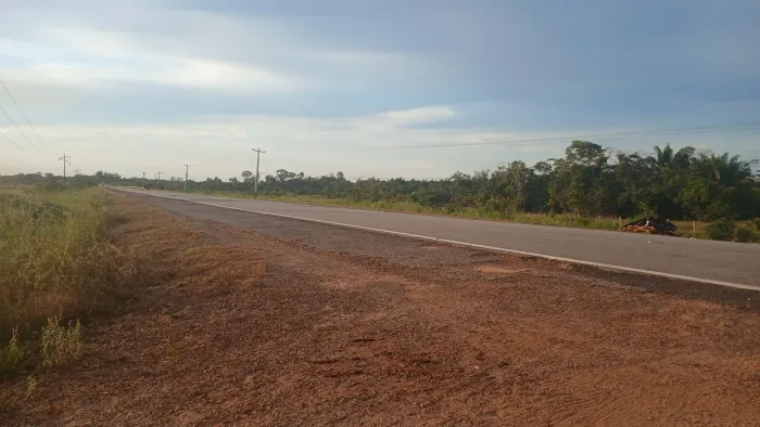 Vende-se fazendinha 500 de frente por 2.200 de fundo.
