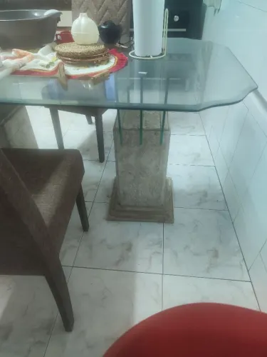 Mesa vidro pés marmore