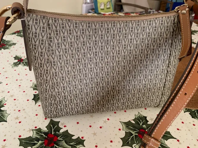 Vende- se bolsa da Victor Hugo