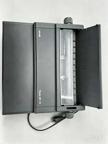 Maquina escrever elétrica com 02 fitas e 01 fita corretiva