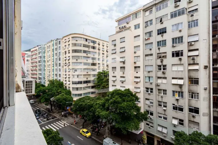 APARTAMENTO EXCELENTE A UMA QUADRA DA PRAIA