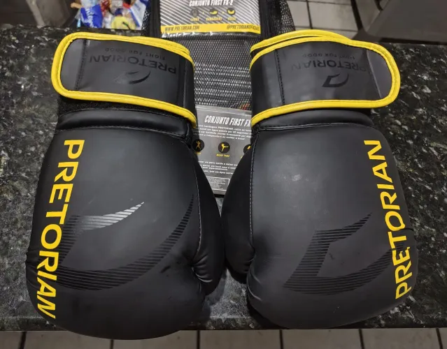 LUVA DE BOXE E MUAY THAI FIRST FX2 - 14 OZ- PRETORIAN + BOLSA. POUCO TEMPO DE USO 