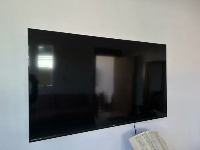 Philco Smart TV 50? 4K Roku TV com defeito na tela (linhas coloridas)