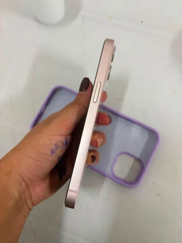 iPhone 13 <br>Cor rosa <br>Saúde bateria 85% <br>Face ID <br>Sem marcas de uso <br>Capa e carregador