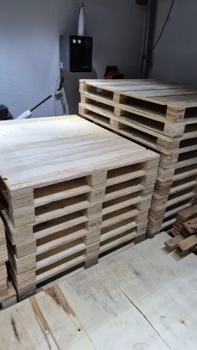 Pallets seminovos medida 1.10 por 1.30 mt espessura 3 centímetros,reforçado entregamos. 