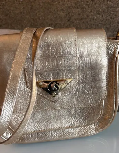 Bolsa Cármen Steffens Dourada Luxuosa.