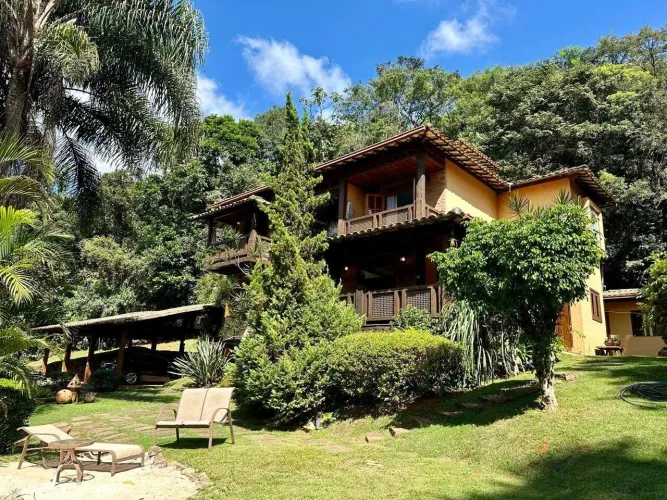 Casa no Condomínio Pasárgada, com 300 metros de área construída em terreno de 4.300 metros