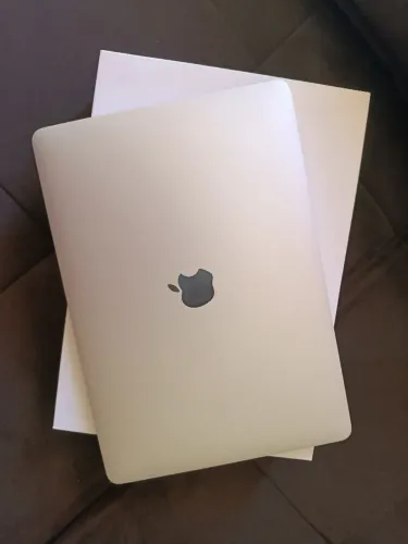 Macbook Air M1 2020 8/256 com apenas 47 ciclos e 98% de vida a bateria
