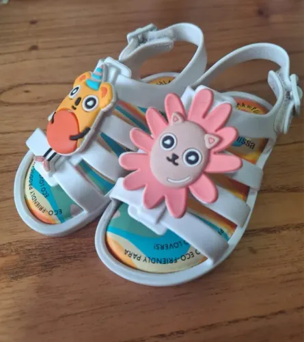 Mini Melissa, pouco usada, tamanho 19. R$ 40,00. Retirada : Guará 2 ou Esplanada dos Mini
