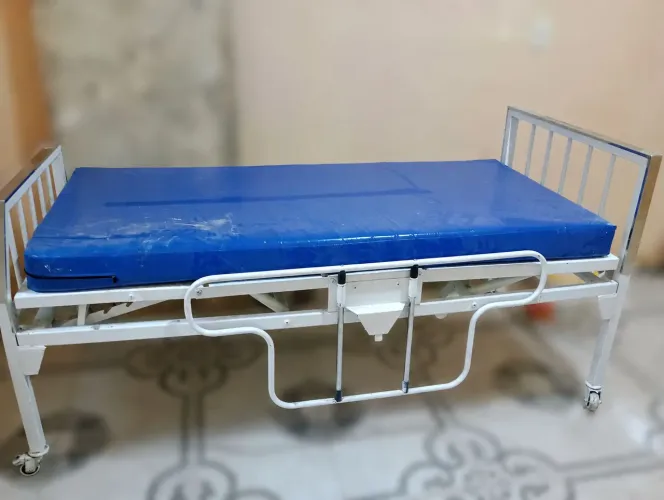 Cama hospitalar com regulagem de altura