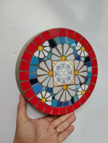 Mandala mosaico de cimento 23cm diâmetro.