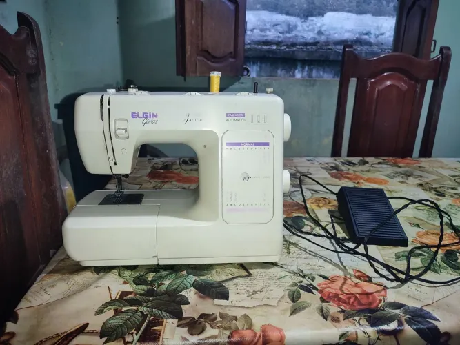 Máquina de costura Elgin Genius JX-3200