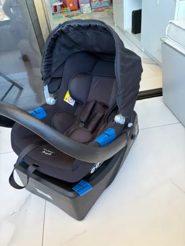 Bebê conforto Burigotto com base para carro