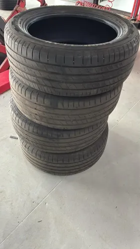 Pneu em perfeito estado Goodyear 205/55 r17
