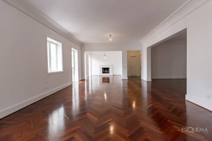 Apartamento reformado para locação no Place des Vosges