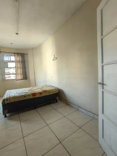 Diária ou mensal/ Quarto em casa compartilhada na barra 200m da praia