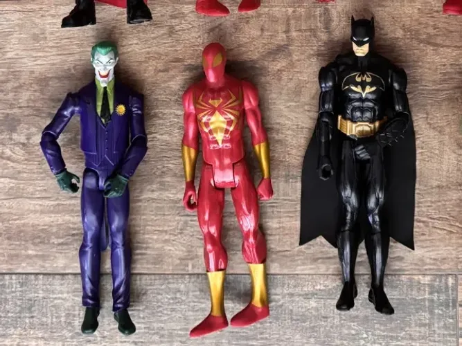 Bonecos Marvel e DC