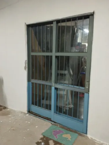 Porta de correr reforçada de ferro usada