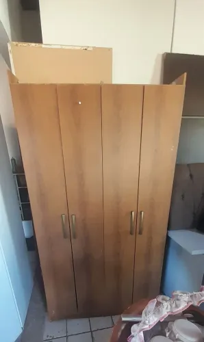 Guarda roupa solteiro 4 portas em boas condições 